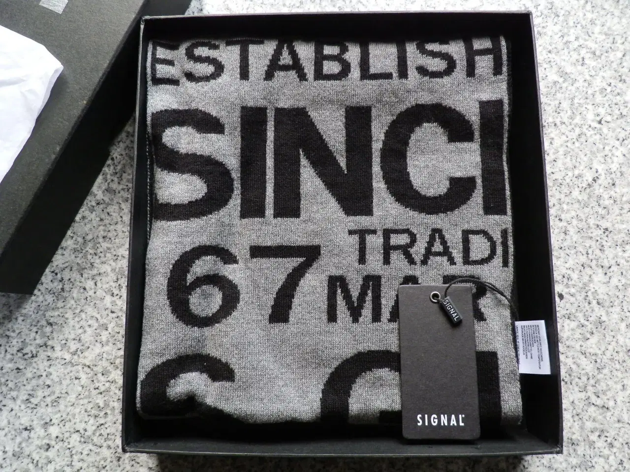 Billede 2 - Nyt halstørklæde fra SIGNAL i grå/sort