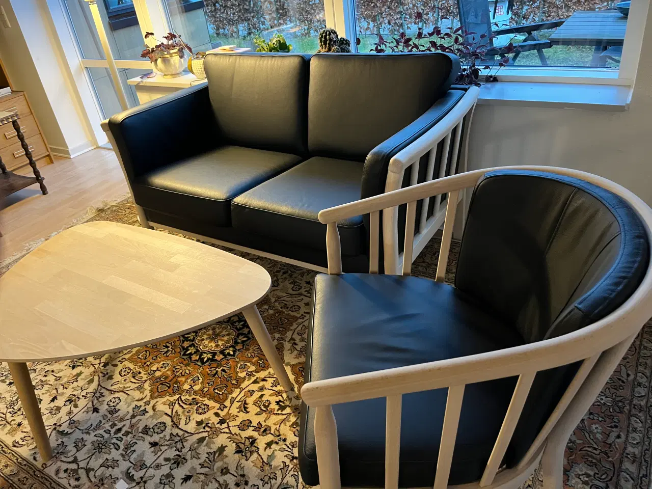 Billede 2 - Lædersofa og stol med sæbebehandlet tremmestel. 