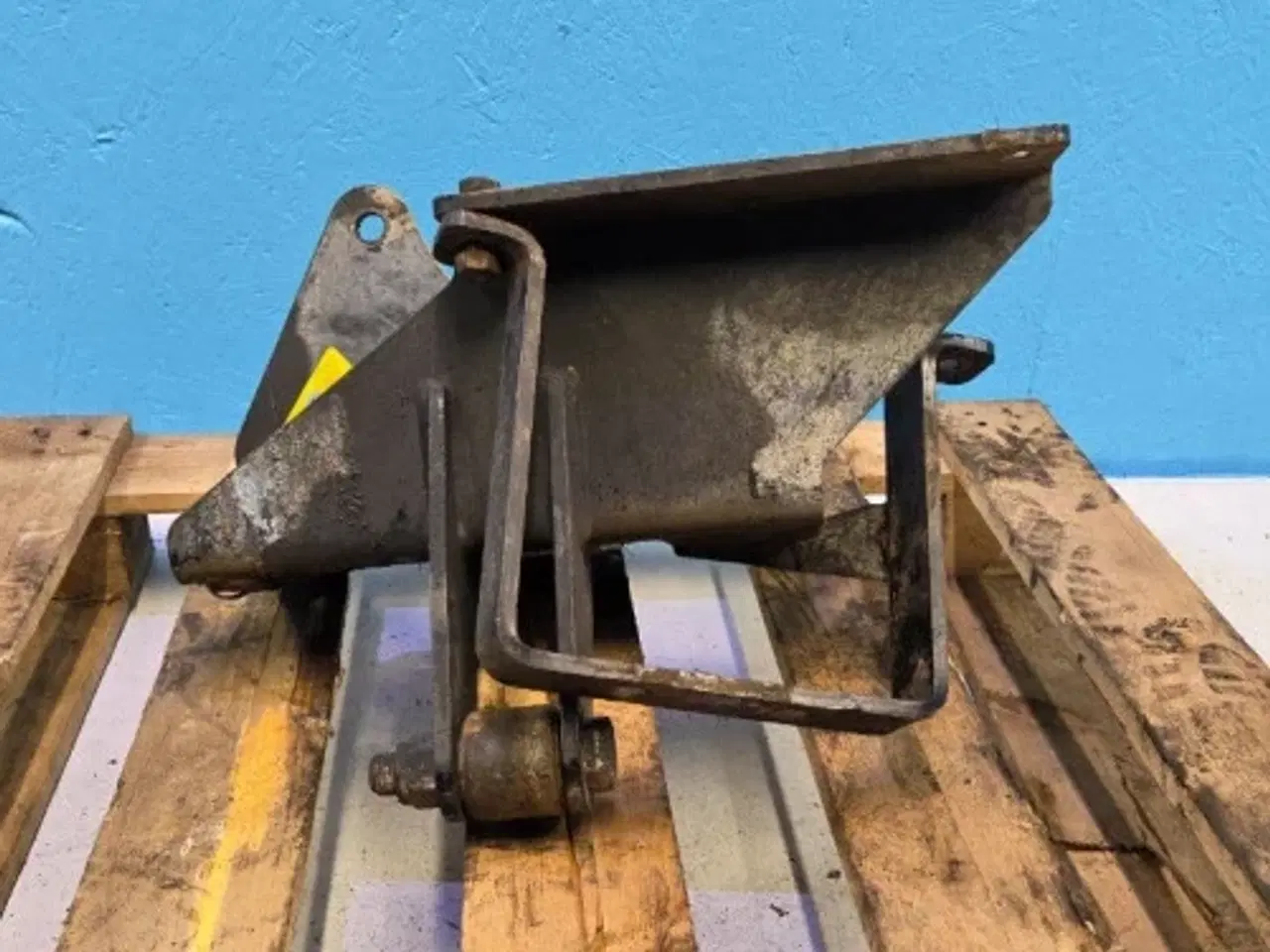 Billede 10 - New Holland TM165 Beslag L.  82018502