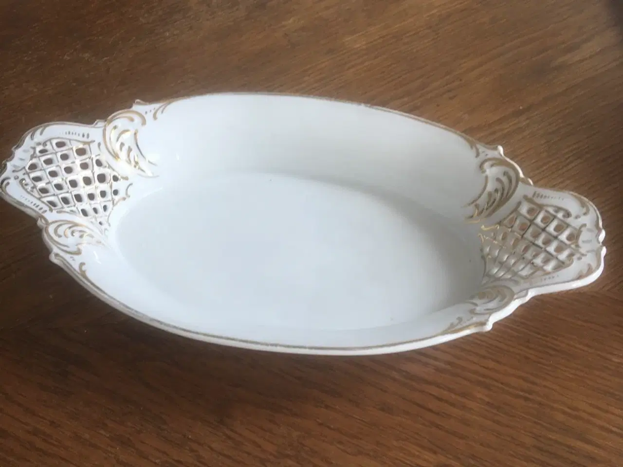 Billede 1 - Hvidt Kagefad med hulmønster og guld kant 