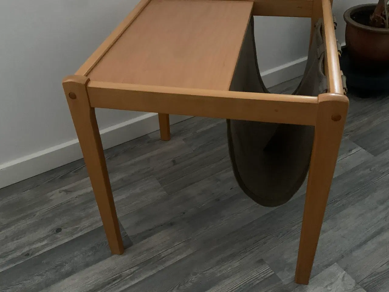 Billede 3 - Sidebord med tidsskriftholder. Fra 1960’erne