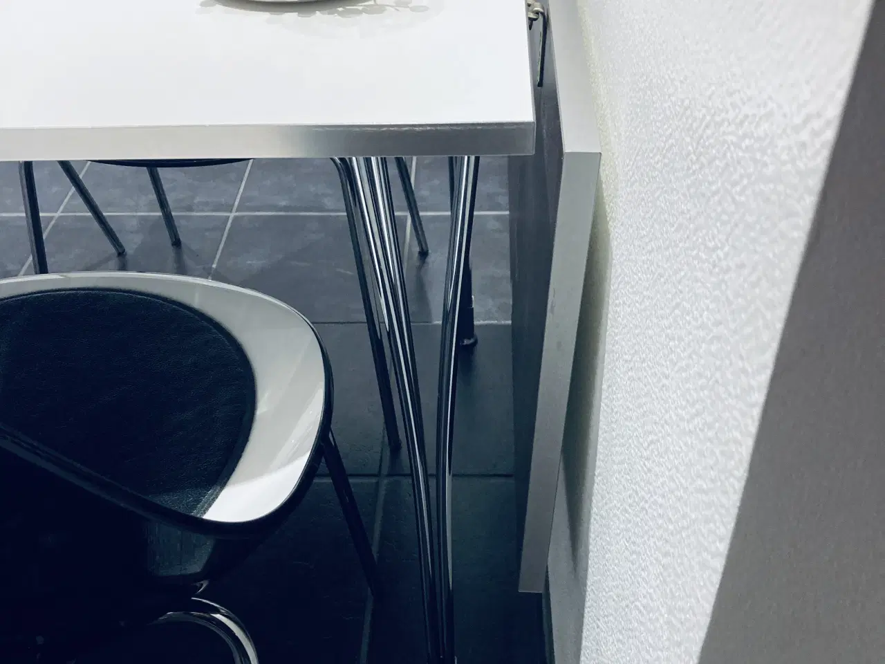 Billede 6 - Flot hvid køkkenbord med 4 stole