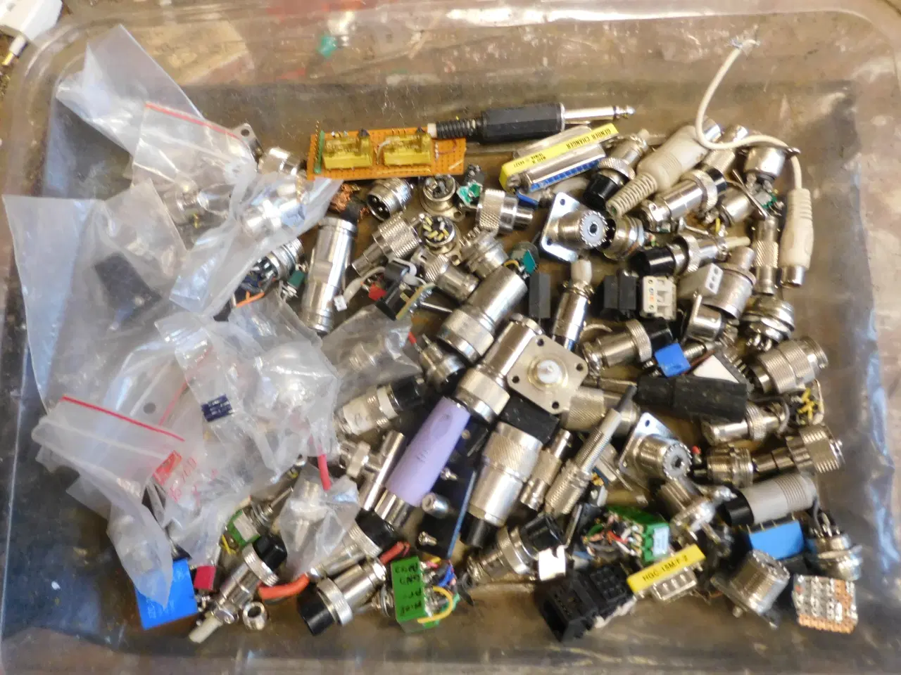 Billede 1 - Kasse med nye Stik +brugte Minirelær