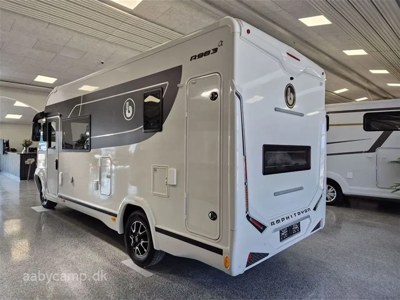 Billede 3 - 2023 - Benimar Amphitryon 983   Solceller. 2x Batterier. 2000w inverter. markise. A/C i bo-del. helårsdæk. undervognsbehandling. helårsdæk. Elektrisk indgangstrin. kun 16000 km!!!