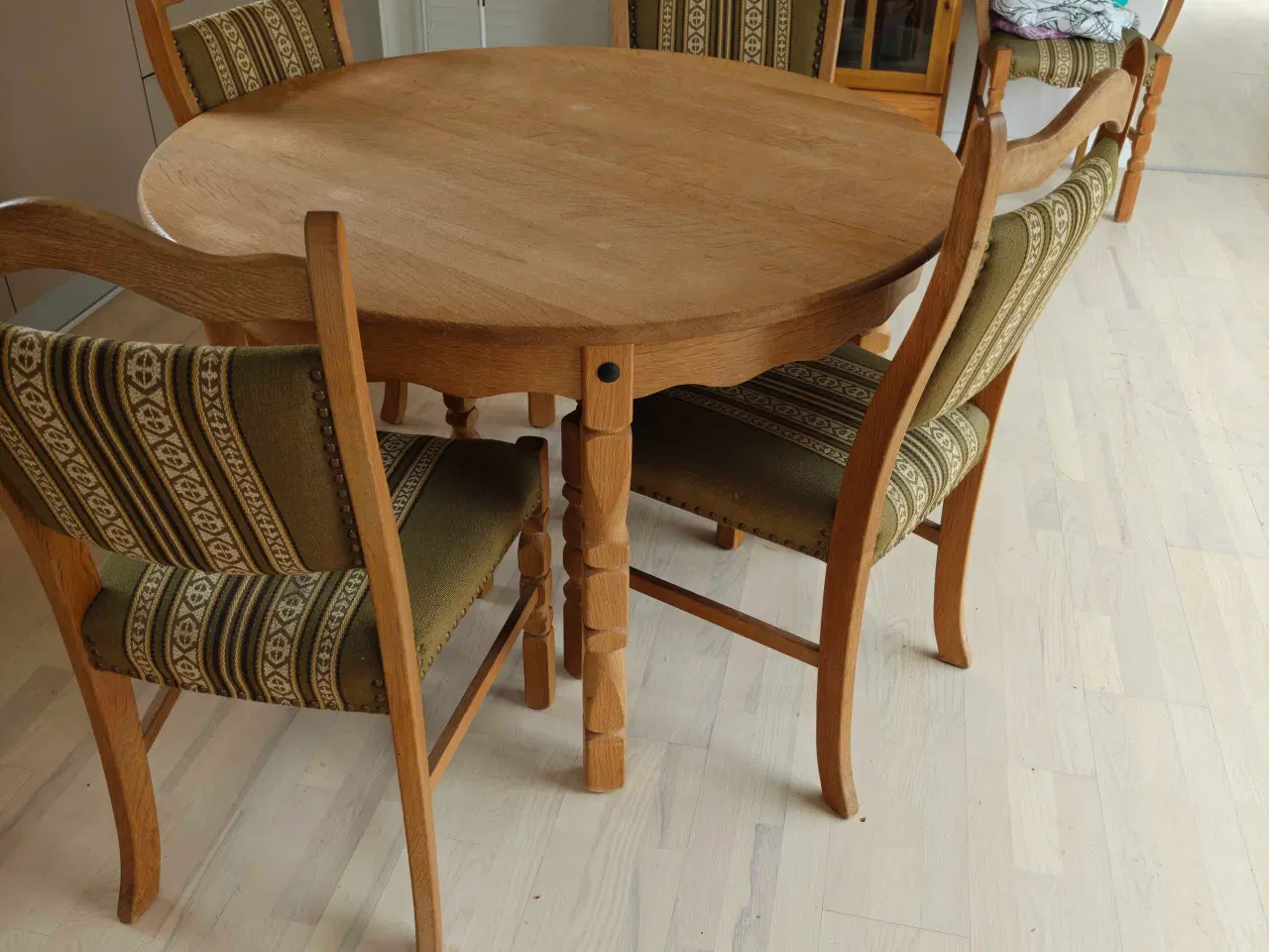 Billede 2 - Chartol, kommode, 3 mindre borde, m.m. i egetræ.