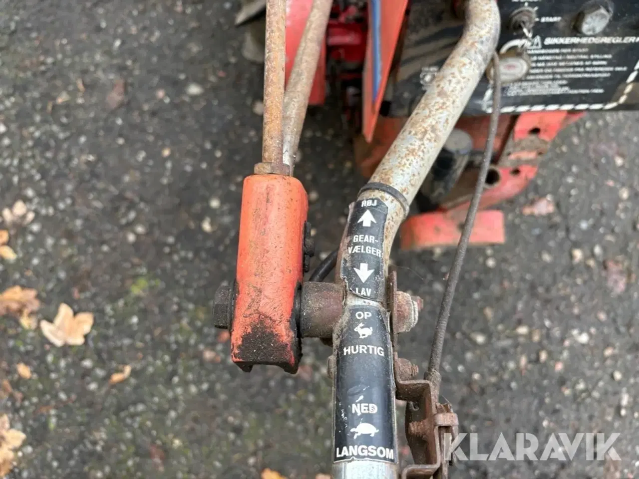 Billede 10 - Redskabsbærer med kost og klippebord GRAVELY 5260