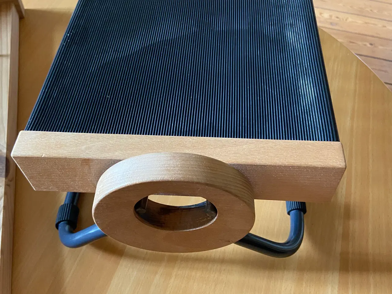 Billede 2 - Solid fodskammel/ Zoneterapi.