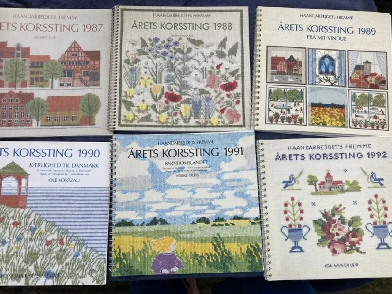 Billede 3 - Broderibøger korssting – se pris på hver under bes