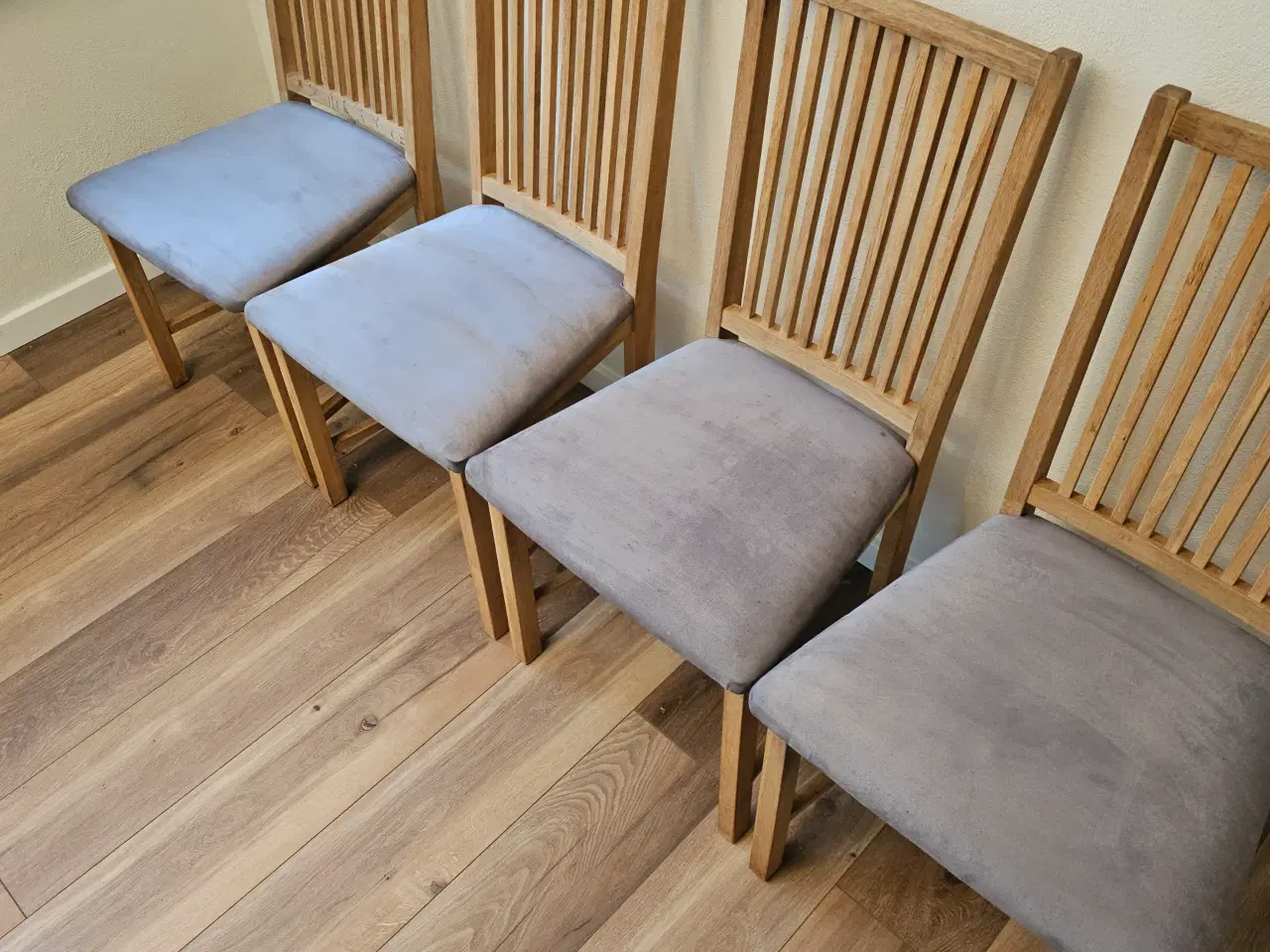 Billede 3 - Klassiske træstole med polstrede sæder - 80kr. stk