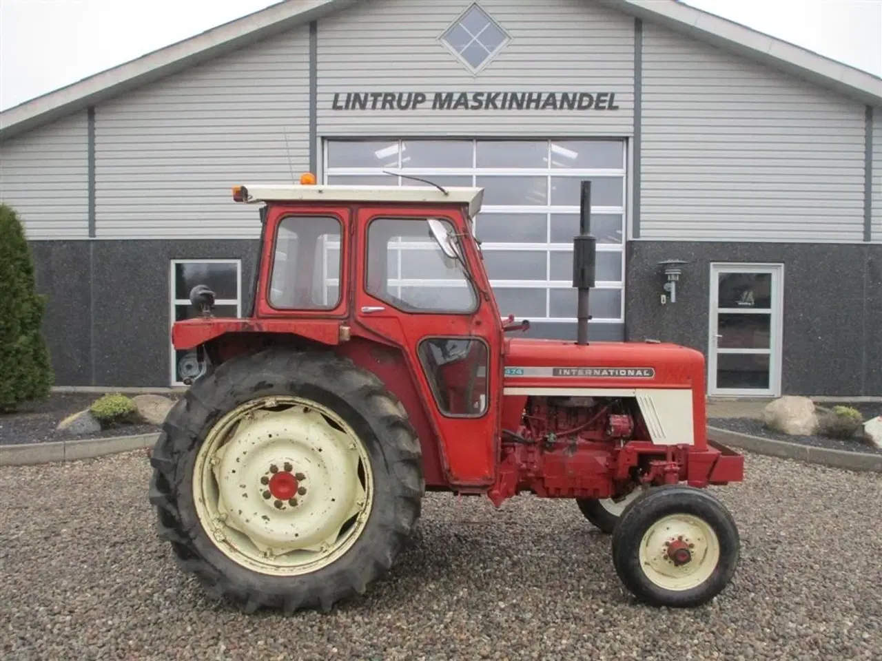 Billede 3 - IH 474 En ejers traktor med lukket kabine på