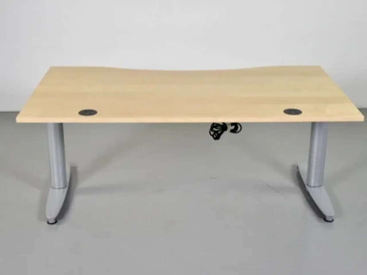 Billede 3 - Kinnarps hæve-/sænkebord med mavebue, 160 cm.