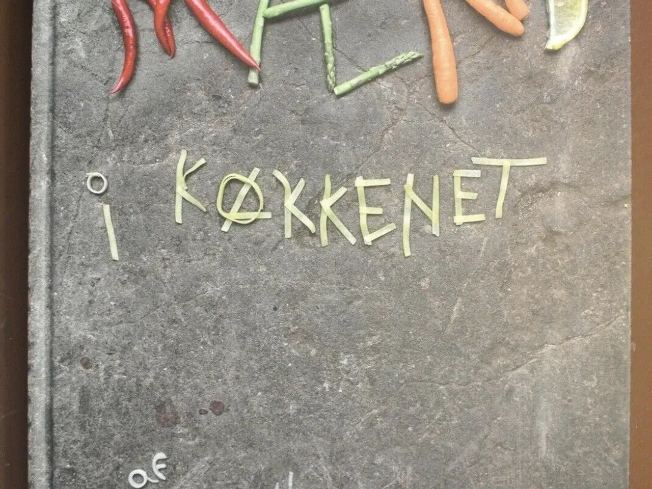 Billede 1 - mænd i køkkenet, af claus holm, emne: mad og vin