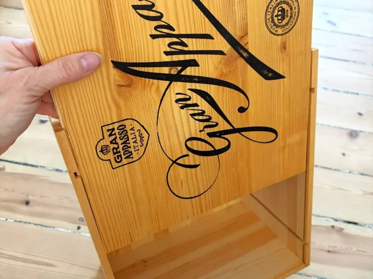 Billede 3 - Vinkasse i træ med låg. Størrelse til 6 flasker. 