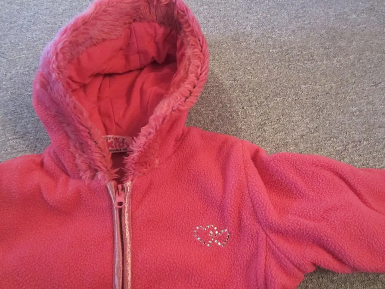 Billede 2 - Pink fleece jakke - trøje str. 104