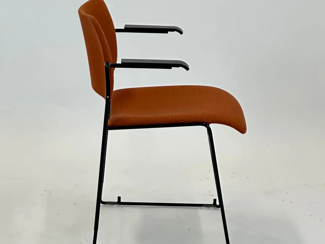 Billede 6 - 40/4 Konferencestol - Howe (Orange m. sorte armlæn)