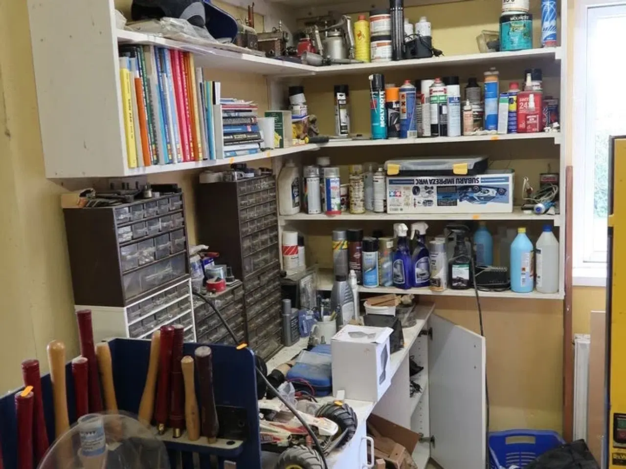 Billede 1 - Div. Plejemidler, skruer, møtrikker, racerbiler m.m.