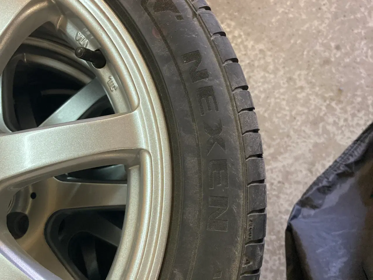 Billede 2 - Alufælge med sommerdæk til VW,Skoda,Seat.