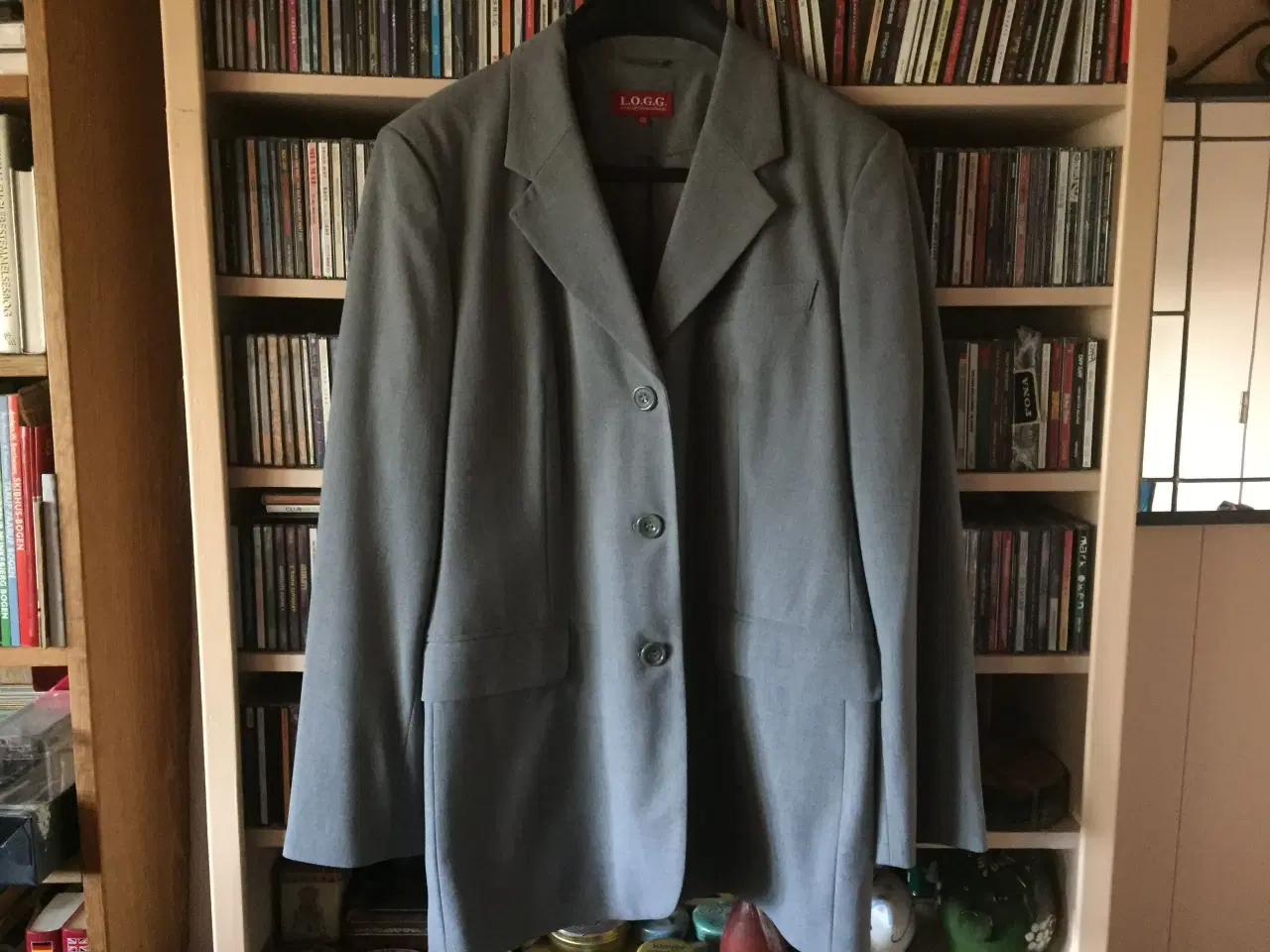 Billede 2 - Helt ny elegant lysegrå habitjakke, blazer