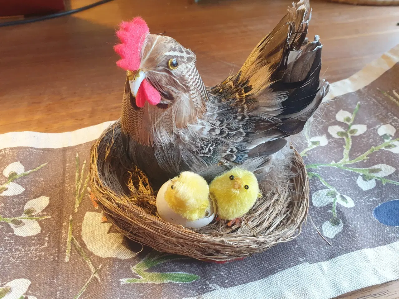 Billede 3 - Påske Hønemor på reden med 2 Påskekyllinger     