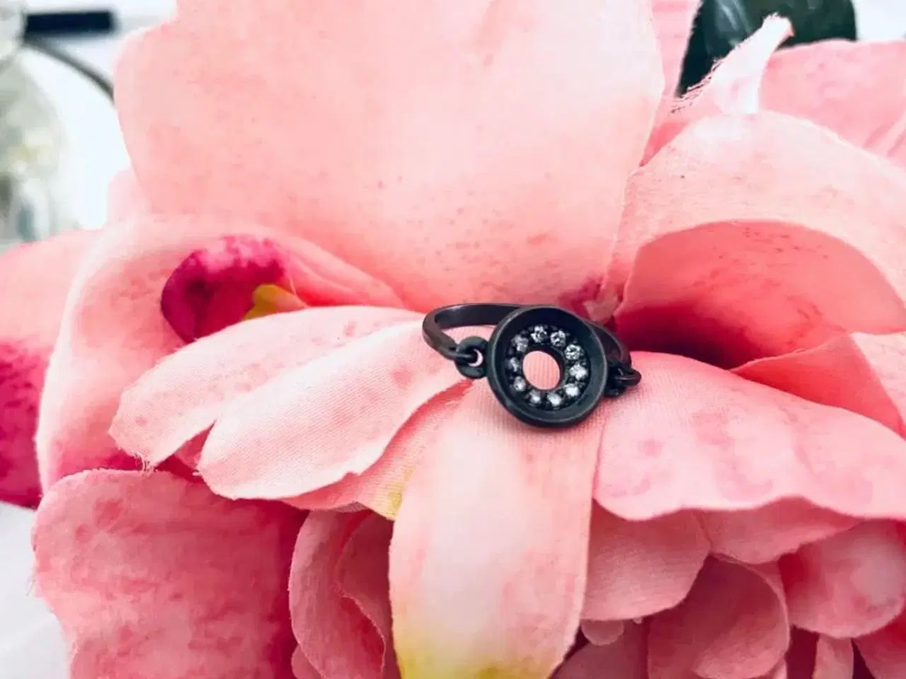 Billede 2 - Dansk design ring med 10 brillanter 