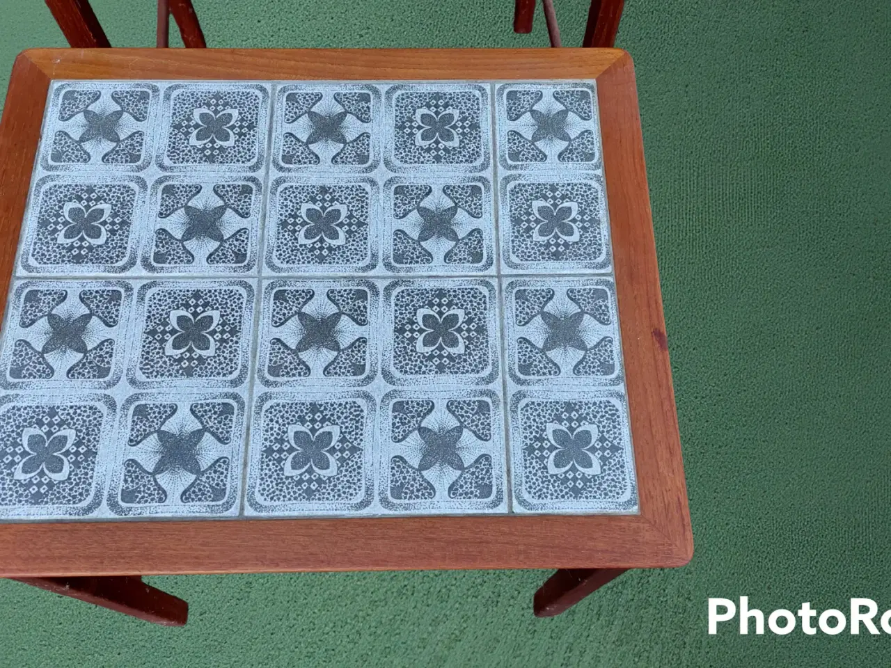 Billede 6 - Indskudsborde i teak med grå kakler