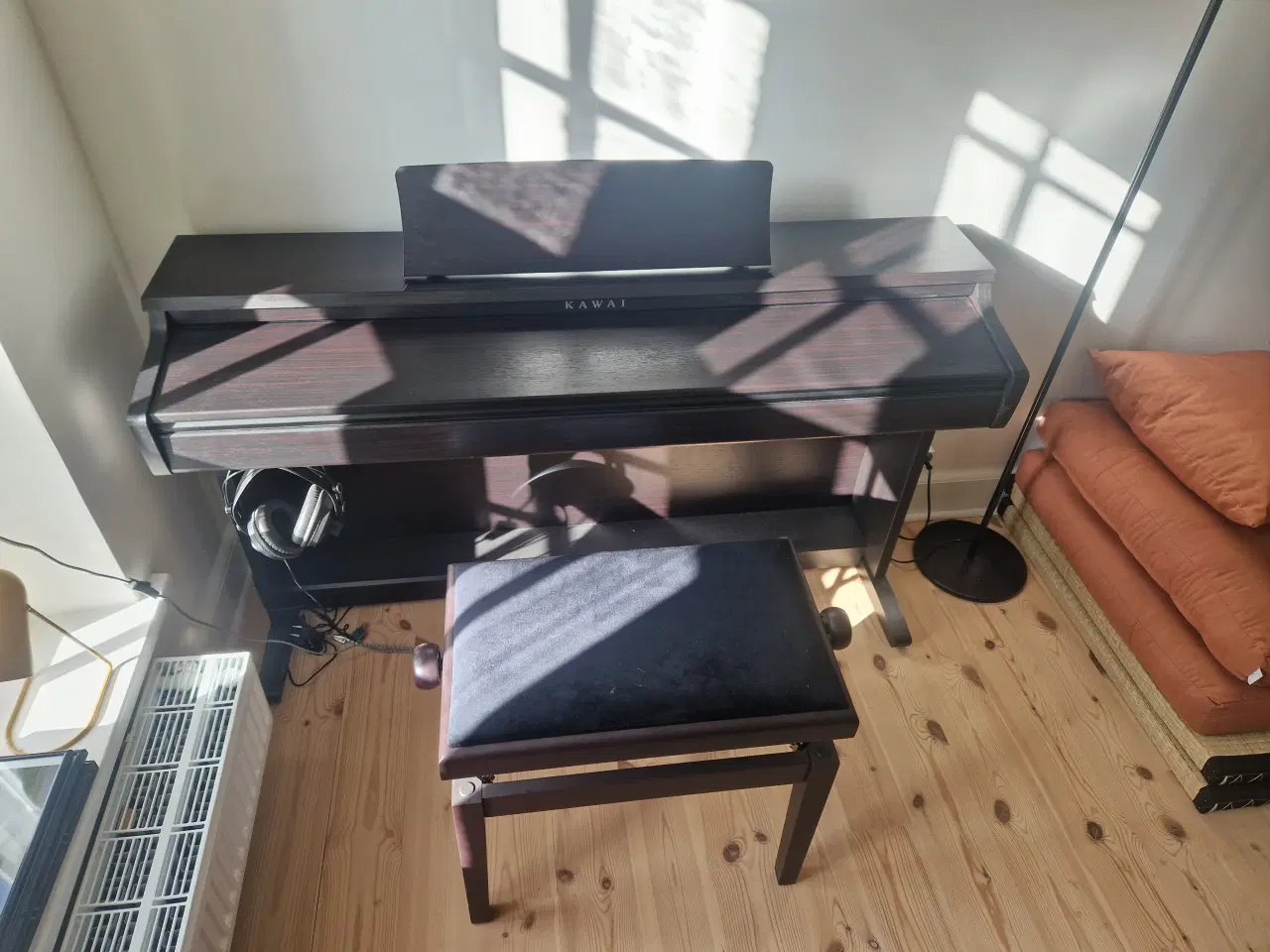 Billede 3 - Kawai Piano (fra 2025) med bænk og høretelefoner
