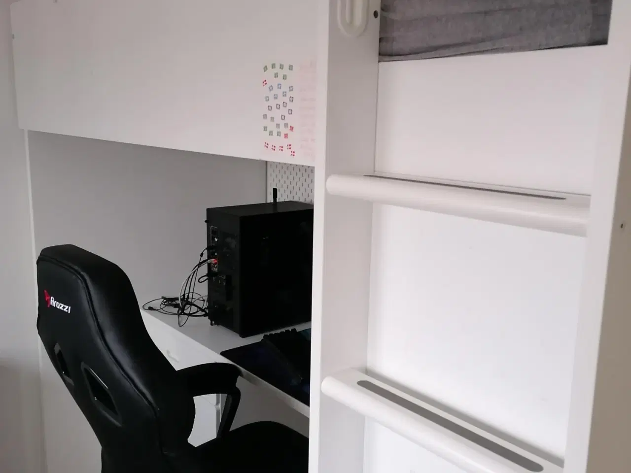 Billede 2 - Højseng m./skrivebord, skuffer og indbygget skab