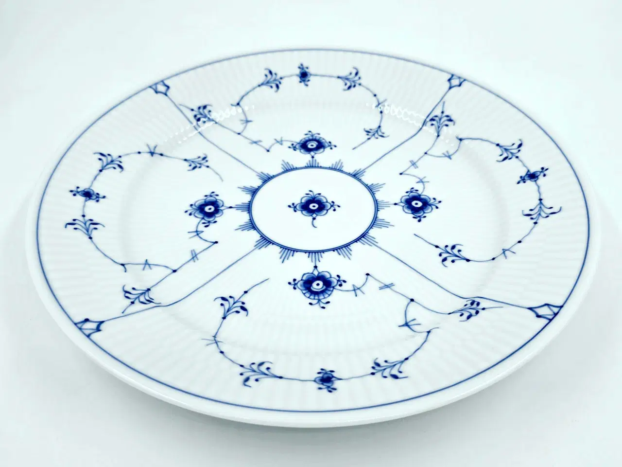 Billede 10 - Musselmalet Riflet Middagstallerken Porcelæn 