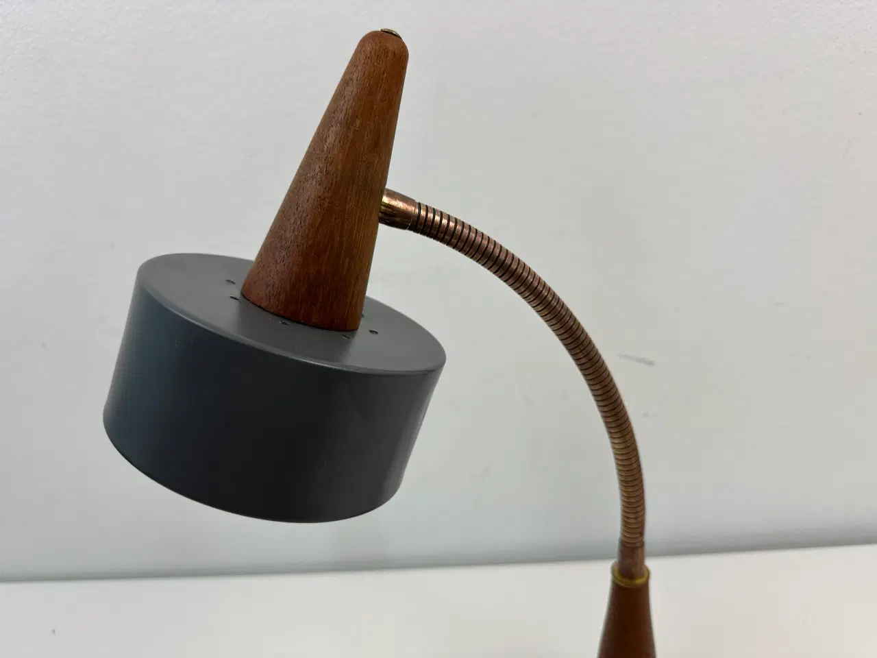 Billede 4 - Retro bordlampe, teak og messing