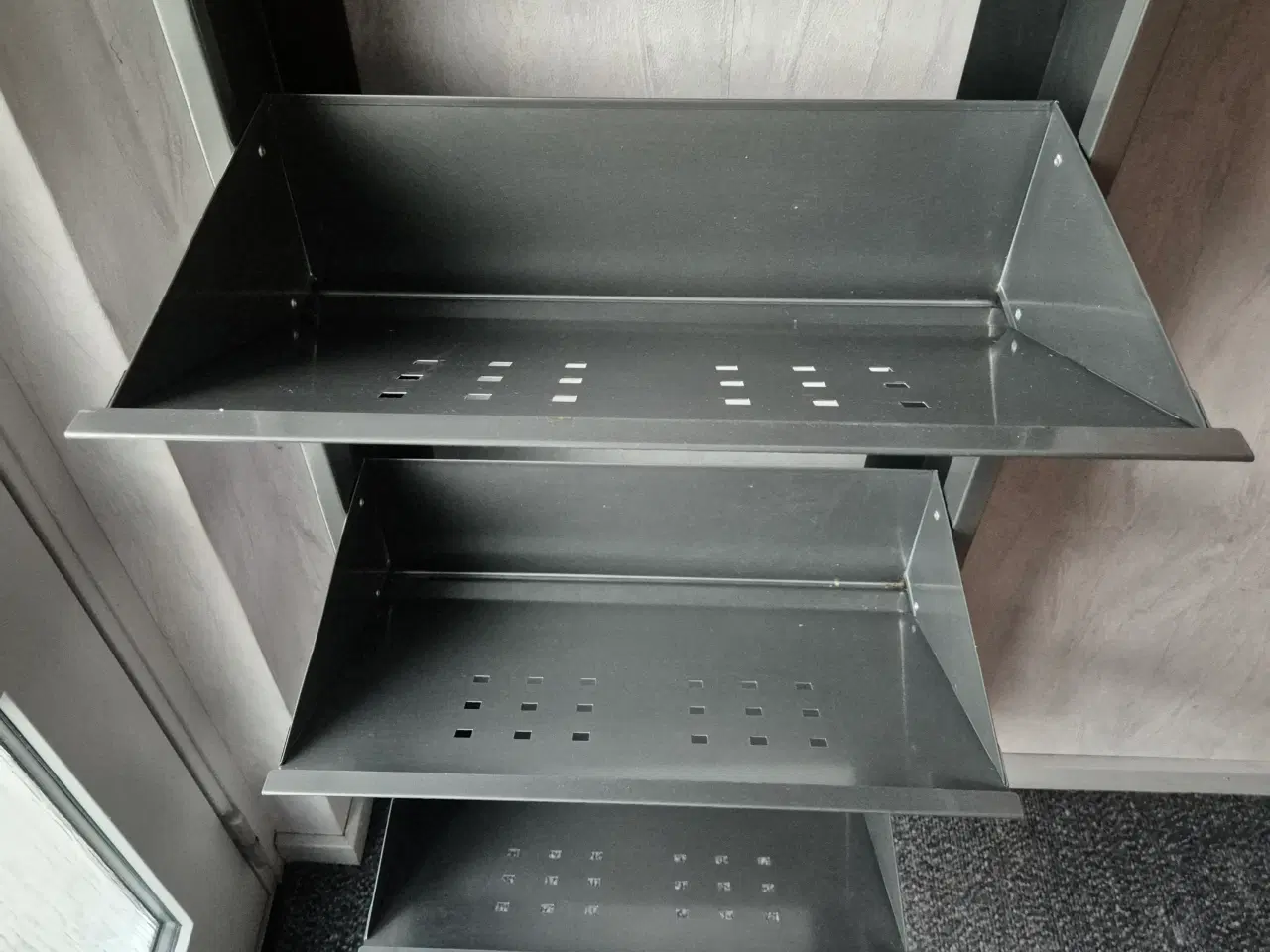 Billede 2 - Praktisk skoskab med 3 skuffer i antracitgrå metal