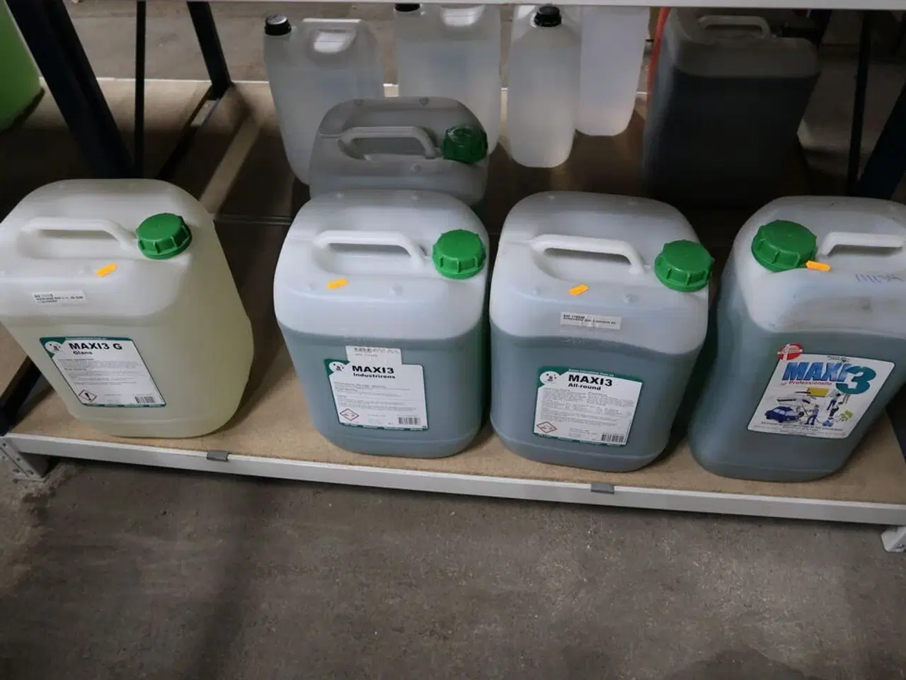 Billede 4 - Diverse rengøringsmiddel, benzin m.v.