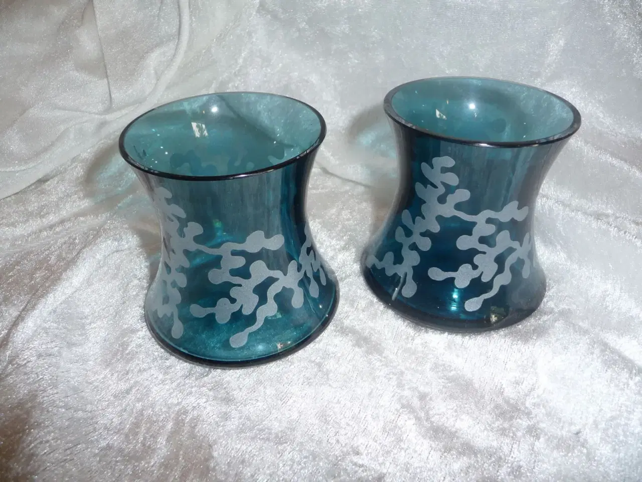 Billede 3 - 2 blå glas lysestager /vaser de er 8 cm