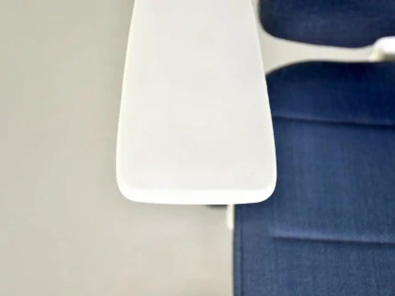 Billede 8 - Kinnarps capella white edition kontorstol med mørkeblåt polster og armlæn