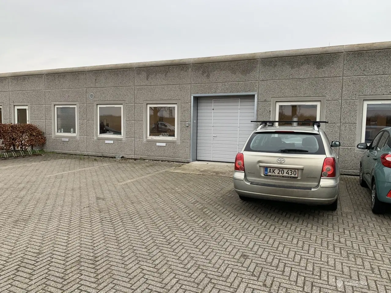 Billede 15 - Højloftet lager. showroom med port samt stort kontor