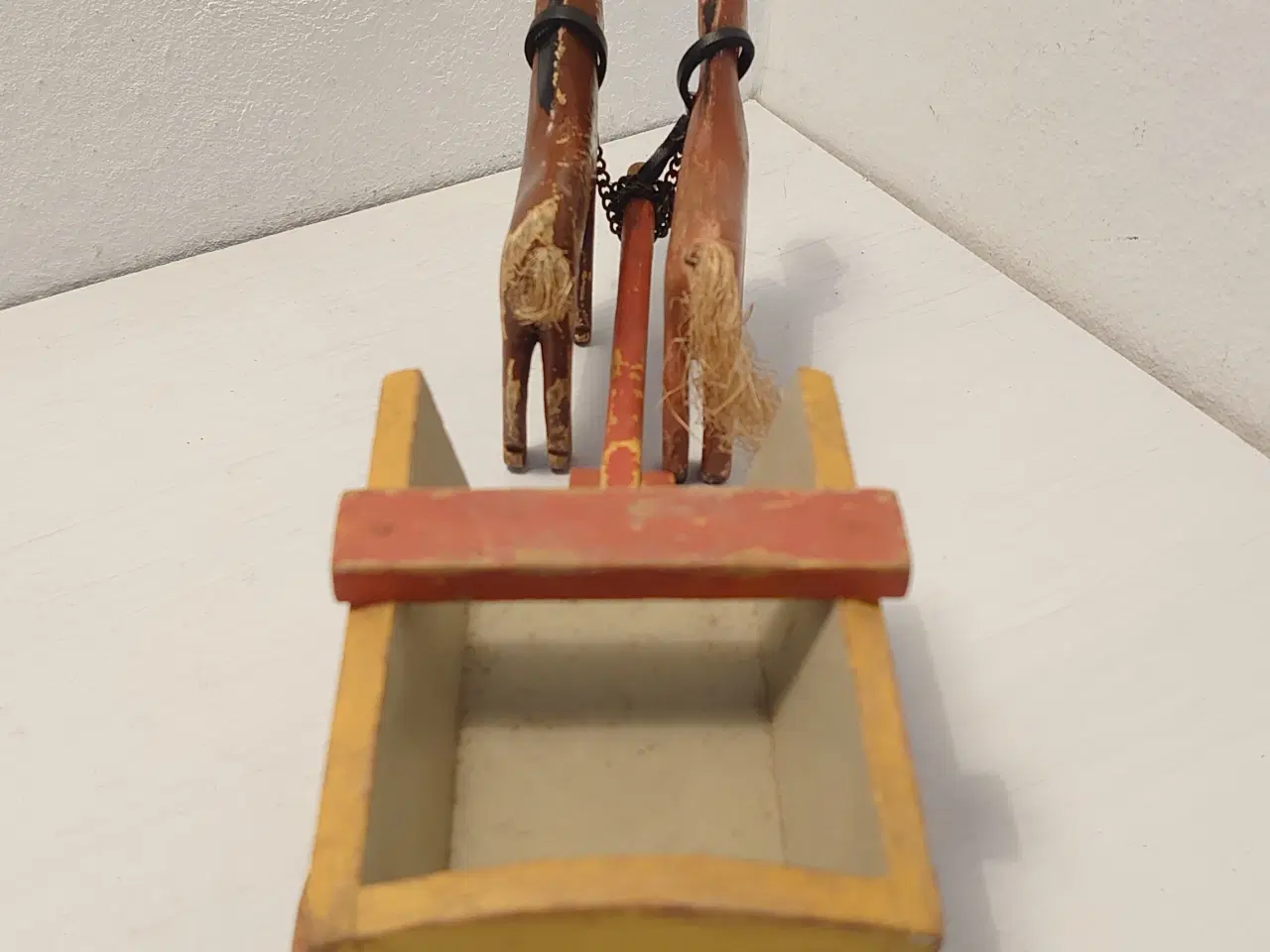 Billede 5 - Fængselslegetøj:Hestevogn og 2 heste. Flagmærket.