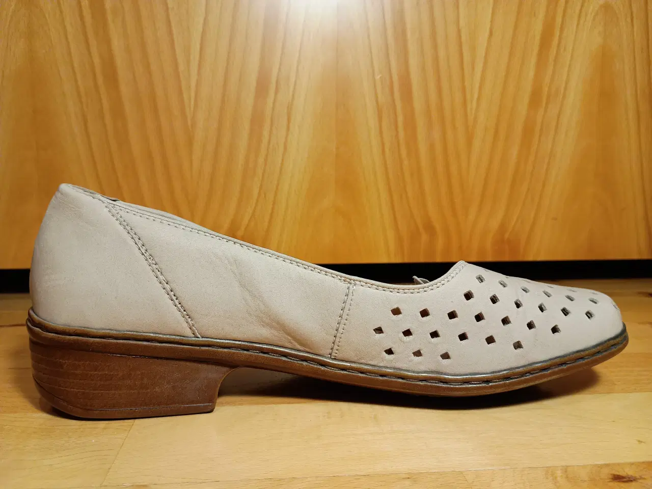 Billede 2 - Fornuftige "nede på jorden" sko i romantisk stil