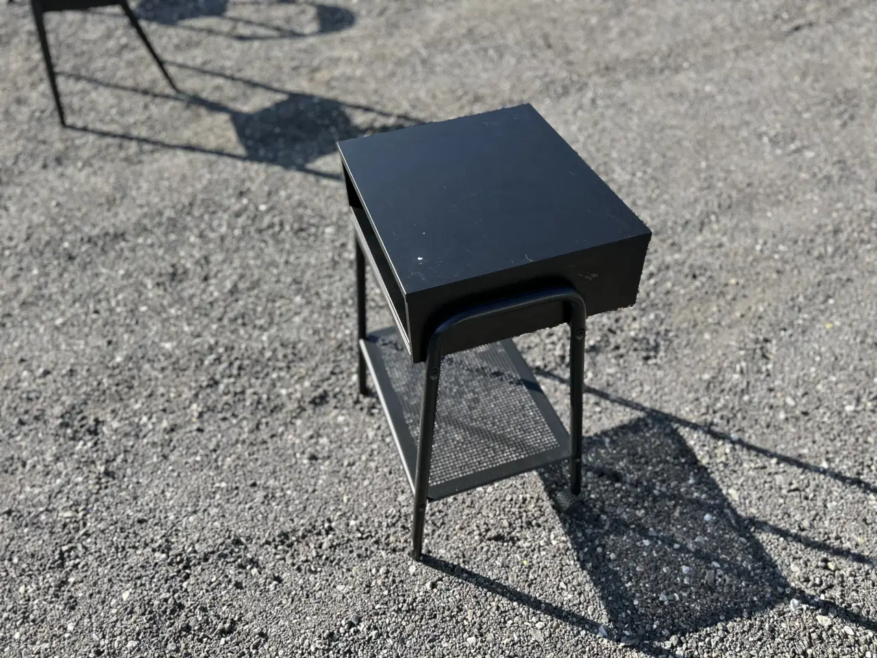 Billede 2 - Sort natbord i metal