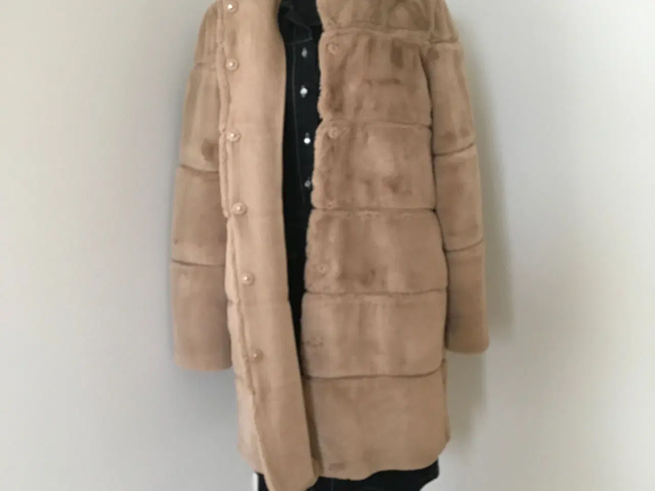 Billede 3 - Fin ny og ubrugt frakke i dejligt blødt pels stof