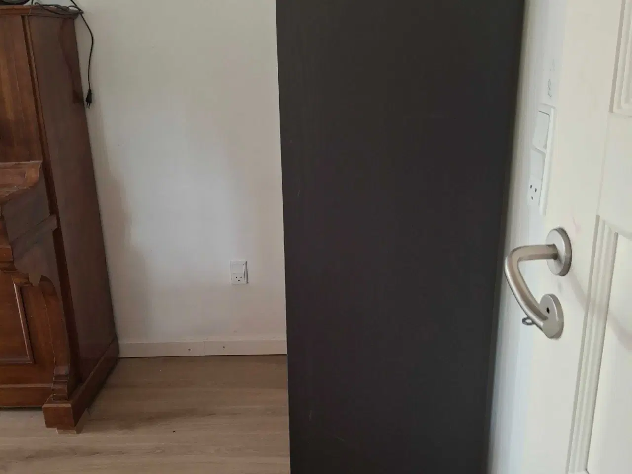 Billede 3 - Havsta vitrineskab fra ikea