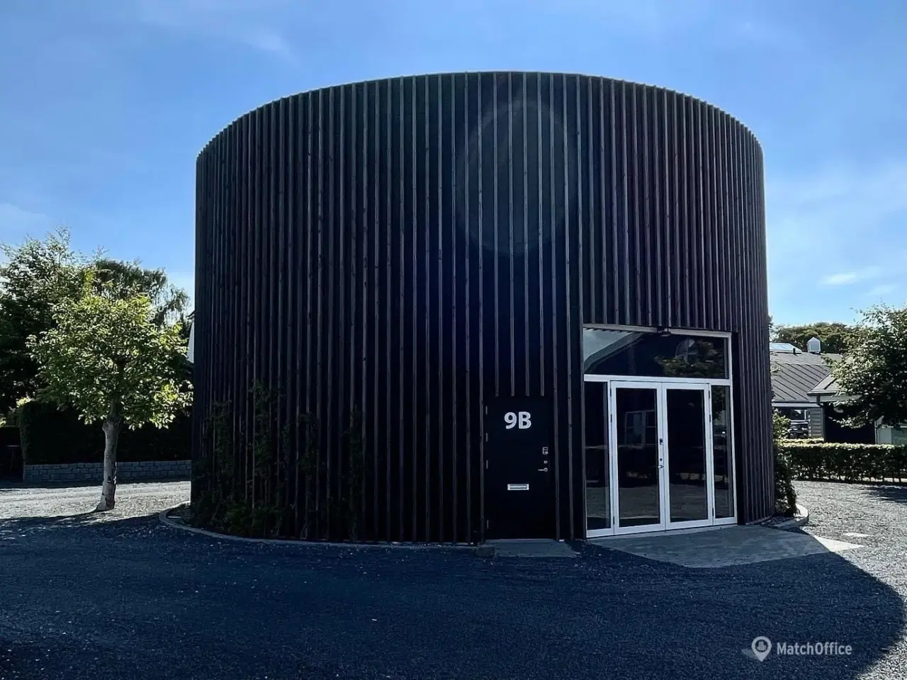 Billede 2 - Unik ejendom - Lager/showroom/kontor - 3 meter port og dobbeltdør som kan åbnes helt op.