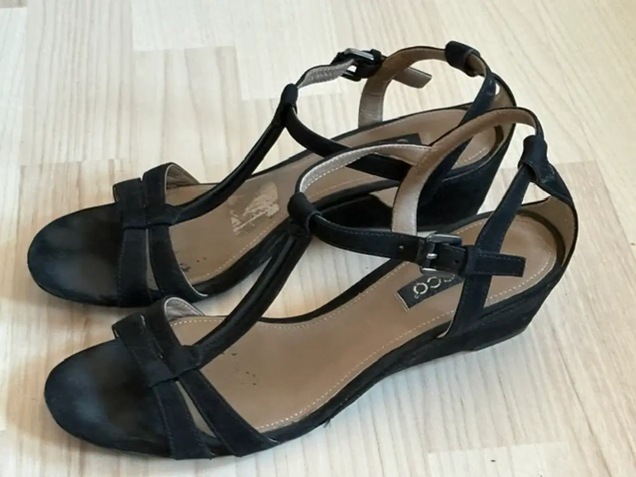 Billede 2 - Ecco sandal med kilehæl, str. 39 brugt få gange