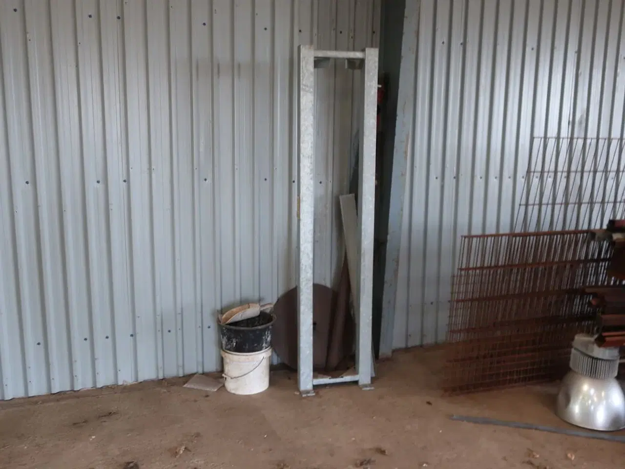 Billede 24 - 2 stk. rullebukke, paller, reoler, reservedele, værktøj, stiger m.m.