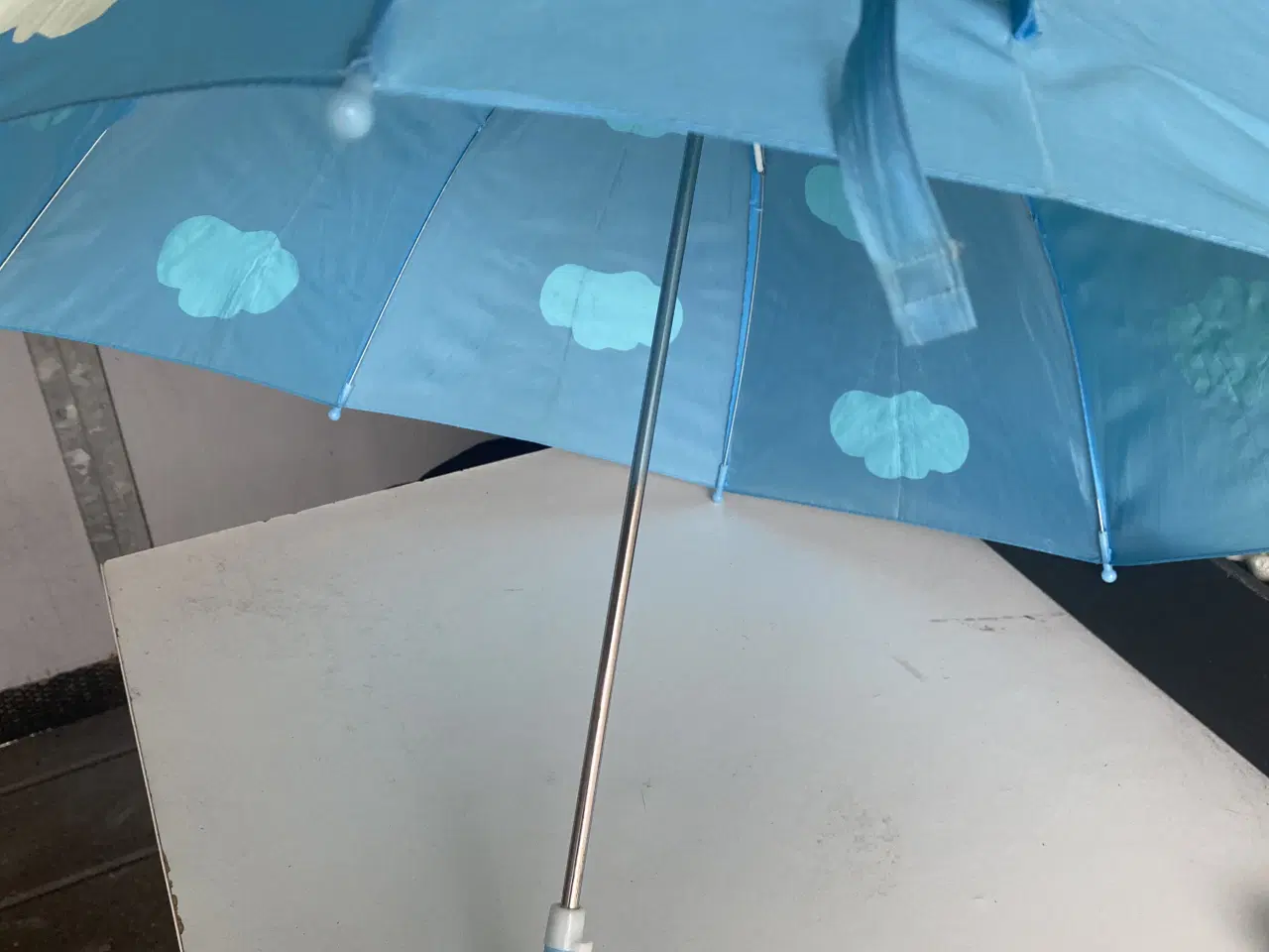 Billede 4 - Børneparaply med skyer og regnbue