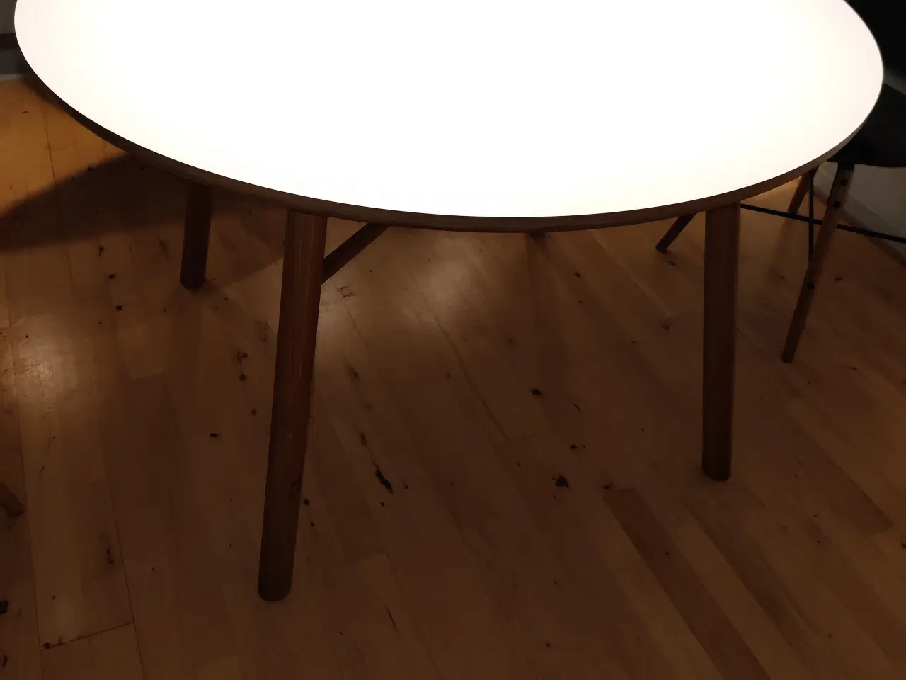 Billede 3 - Spisebord med hvid højtrykslaminat og egetræs ben.