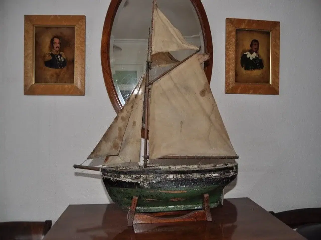 Billede 1 - antik sejlskibsmodel