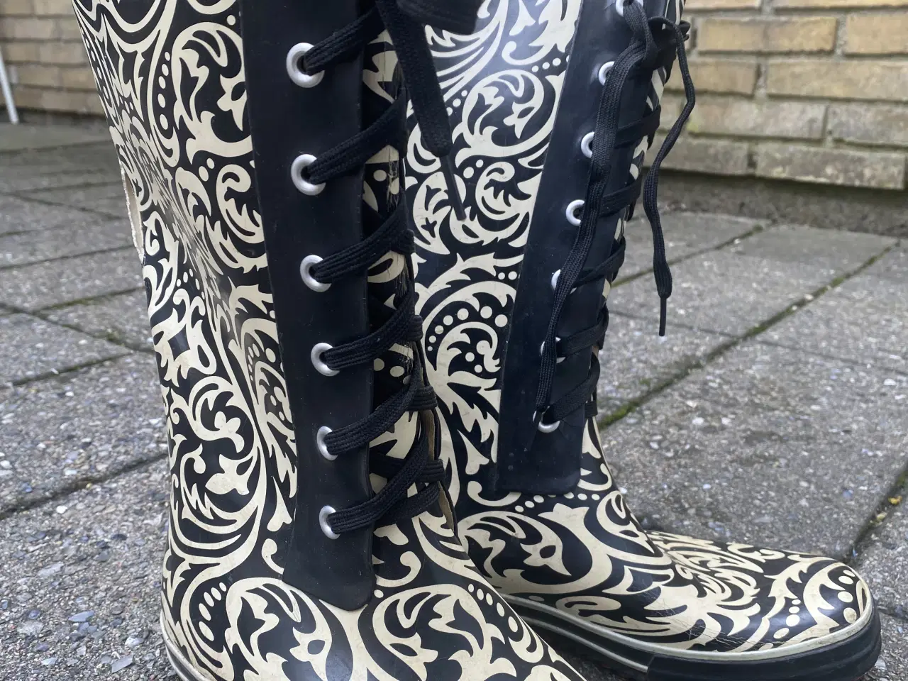 Billede 1 - Gummistøvler str. 40 – sort/hvidt mønster