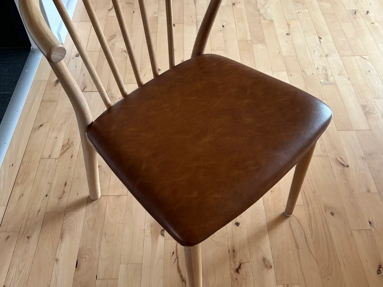 Billede 4 - Spisebord med tillægsplader+ 6 stole 