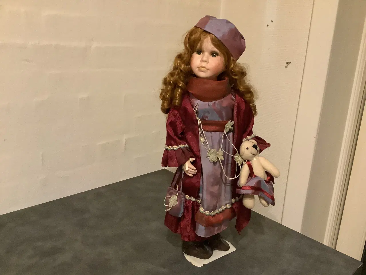 Billede 2 - Fin porcelæns dukke