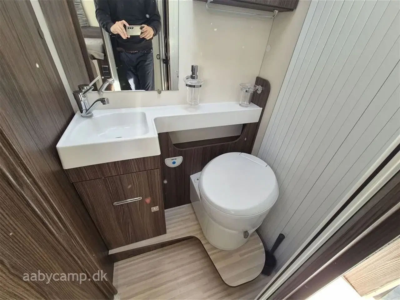 Billede 17 - 2019 - Benimar Tessoro 463   Markise. batteri. solcelle. lædersæder. undervognsbehandlet. Ekstra låse op Bil og Bo-del. fuld service frem til 98,000 km.