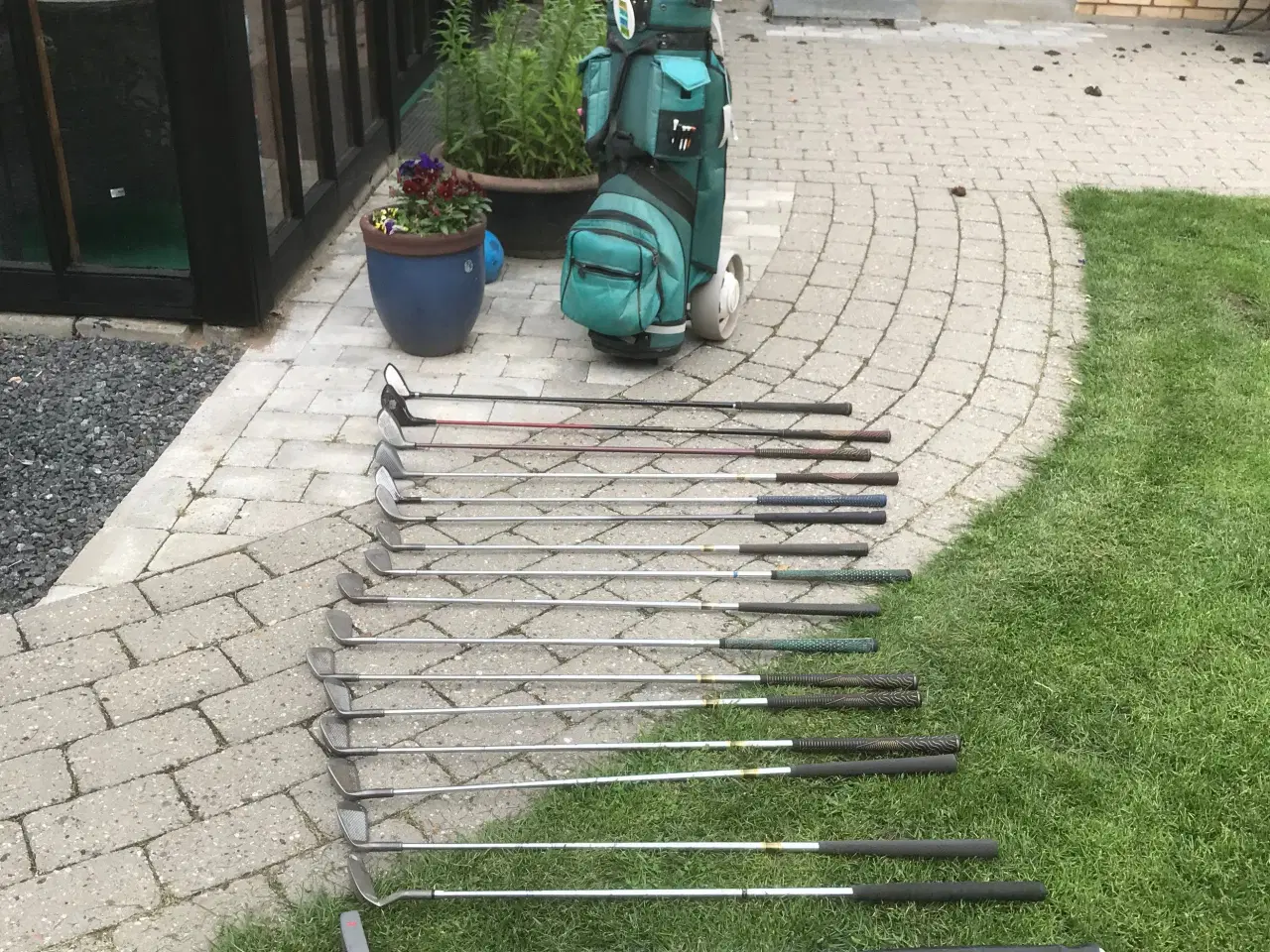 Billede 1 - Golfsæt med drivere jern,putter og bag